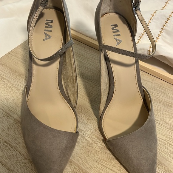 MIA Gray Heels.   Suede Size 7 Med Stunning Worn once - Picture 2 of 6